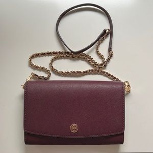 Tory Burch Robinson Chain Wallet in Port